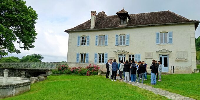 Les 3B devant le bâtiments qui accueillaient les enfants.